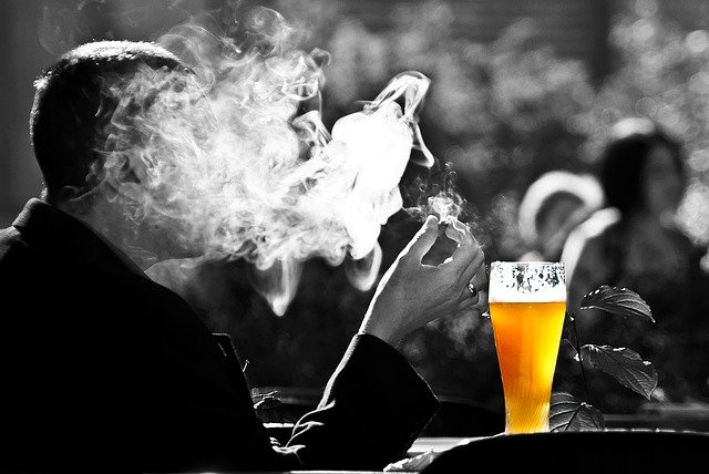 Rauchender Mann mit Bier