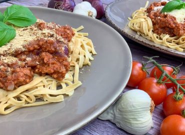 Vegane Spaghetti Bolognese low carb auf Tellern angerichtet