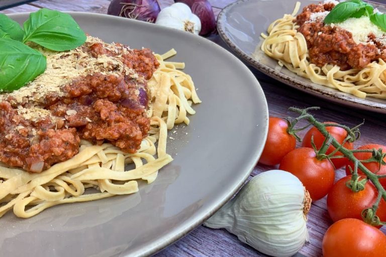 Vegane Spaghetti Bolognese low carb auf Tellern angerichtet