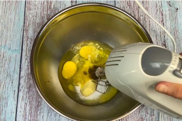 Eier, Butter, Erythrit, Xylit und Chunky Flavour werden mit einem Handmixer verquirlt.