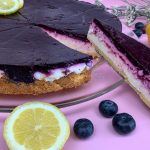 Blueberry Cheesecake auf Kuchenteller angerichtet