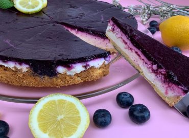 Blueberry Cheesecake auf Kuchenteller angerichtet