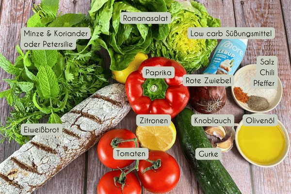 Zutaten für ein einfaches Brotsalat Rezept: Eiweißbrot, Minze, Koriander, Romanasalat, Paprika, Zitronen, low carb Süßungsmittel in Form von Zerup, rote Zwiebel, Knoblauch, Salz, Pfeffer, Chili, Olivenöl, Gurke und Tomaten