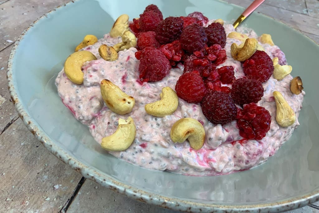 Chia Protein Pudding low carb mit Himbeeren