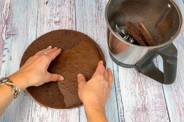 Der abgeschnittene Deckel des low carb Tortenbodens wird grob zerkleinert und in den Thermomix Mixtopf gelegt