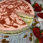 Köstlicher Erdbeer Quark Kuchen: Low carb Kühlschrankkuchen ohne Zucker mit Quark, Sahne, pürierten Erdbeeren und Chunky Flavour von More Nutrition 🍓