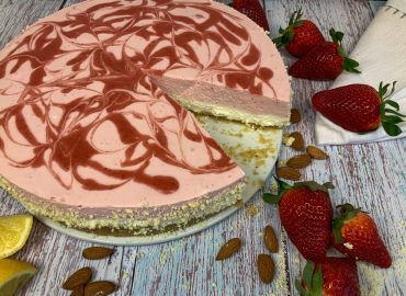 Köstlicher Erdbeer Quark Kuchen: Low carb Kühlschrankkuchen ohne Zucker mit Quark, Sahne, pürierten Erdbeeren und Chunky Flavour von More Nutrition 🍓