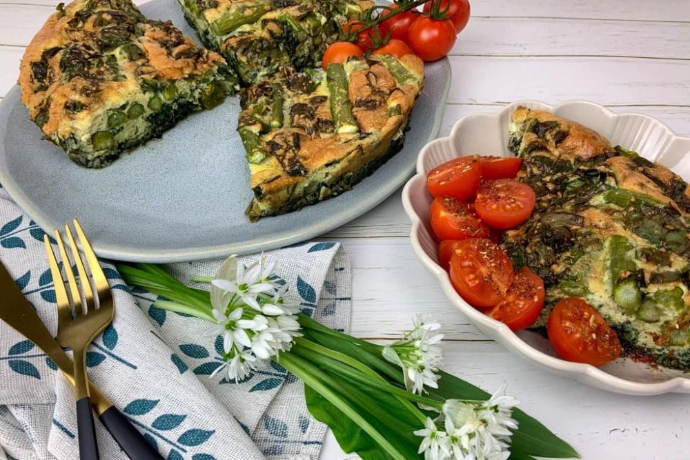 Leckere low carb Frittata mit Spargel, Bärlauch und Spinat
