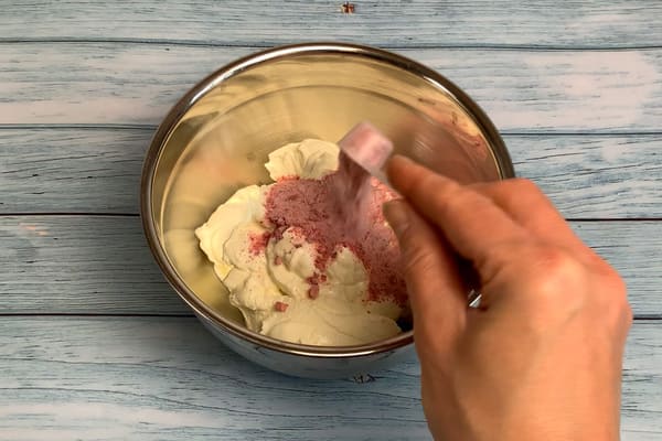 Griechischer Joghurt, der für die Frozen Joghurt Bites mit Chunky Flavour von More Nutrition gesüßt wird