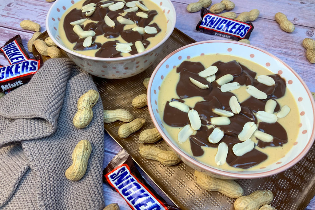 Cremige Snickers Bowl low carb mit 60 Gramm Protein