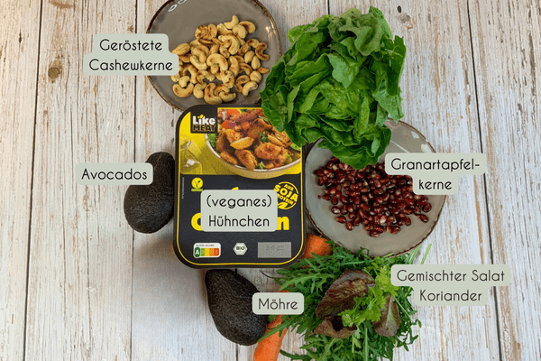 Zutaten für den Hühnchen Avocado Salat: Cashewkerne, Avocados, (veganes) Hühnchen, Möhre, gemischter Salat, Koriander und Granatapfelkerne
