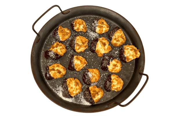 Low carb Kokosmakronen ohne Oblaten mit dunkler Schokolade auf einem Teller