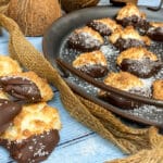 Saftige low carb Kokosmakronen ohne Zucker mit Schokolade
