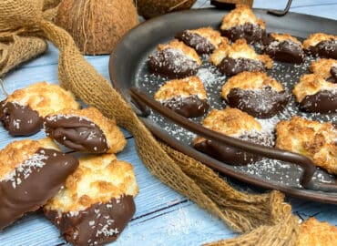 Saftige low carb Kokosmakronen ohne Zucker mit Schokolade