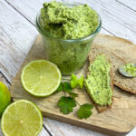 Koriander Limettenbutter in einem Glas und auf Eiweißbrot