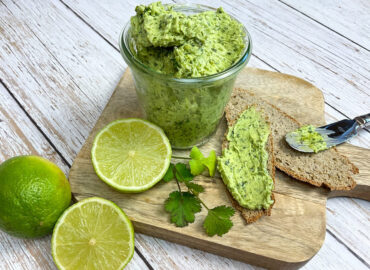Koriander Limettenbutter in einem Glas und auf Eiweißbrot