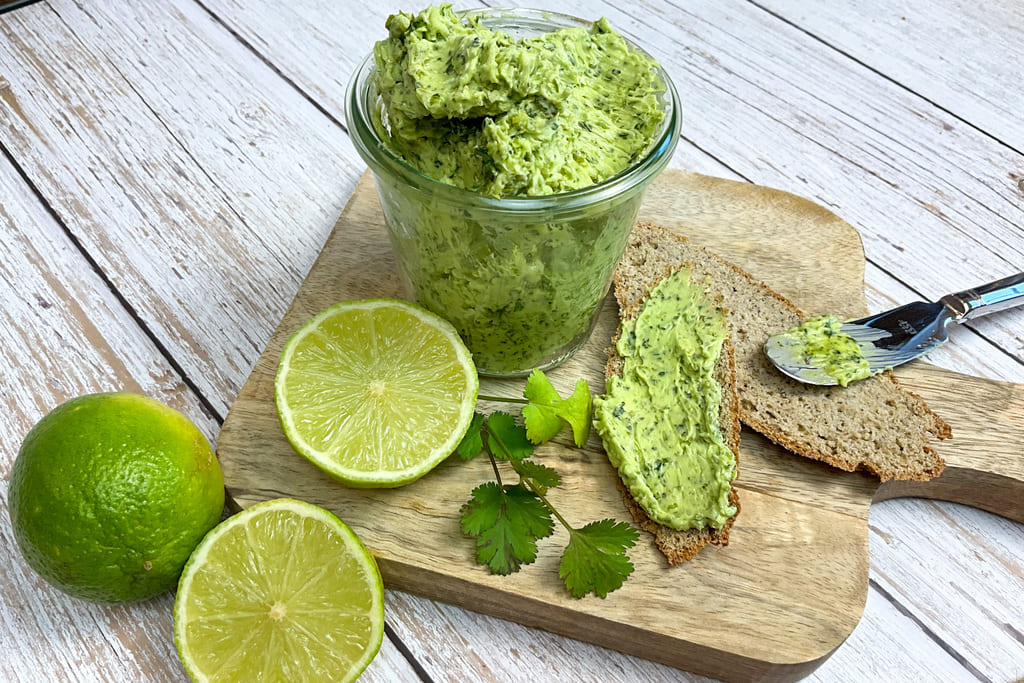 Koriander Limettenbutter in einem Glas und auf Eiweißbrot