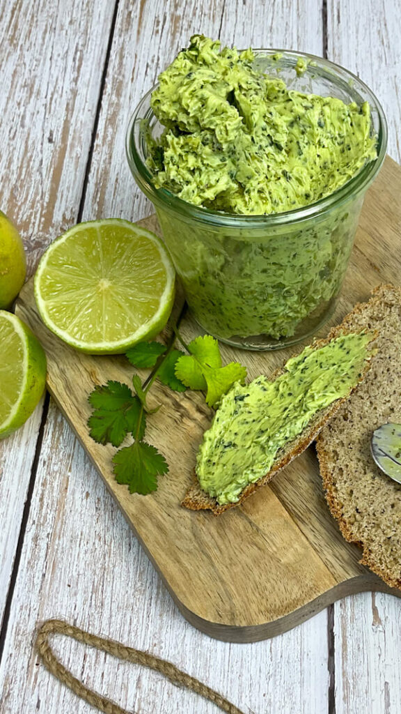 Koriander Limettenbutter in einem Glas und auf low carb Brot