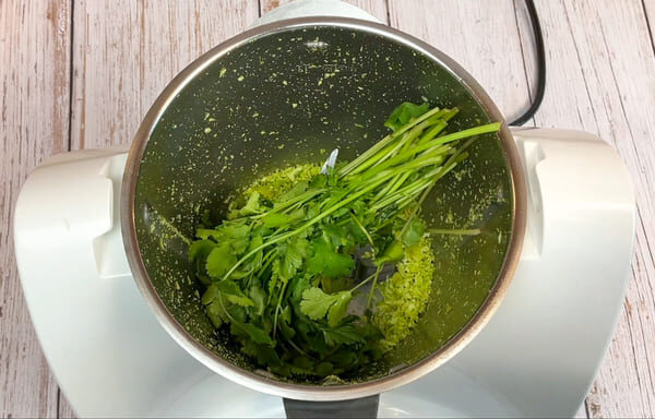 Bund Koriander im Thermomix auf bereits gehackter Limettenschale