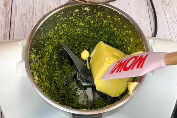 Für das Kräuterbutter Rezept wird Butter mit Koriander, Salz, Limettensaft und Limettenschale im Thermomix mit dem Rühraufsatz aufgeschlagen