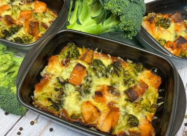Lachs Brokkoli Auflauf low carb mit Käse überbacken in kleinen Meal Prep Auflaufformen
