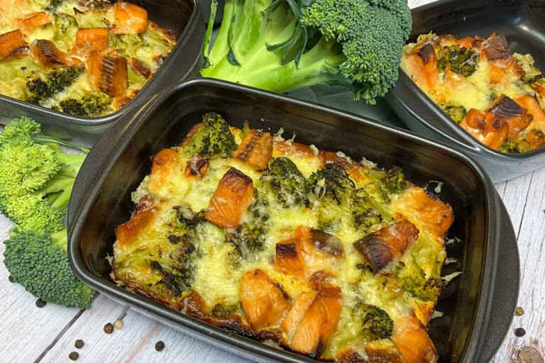 Lachs Brokkoli Auflauf low carb mit Käse überbacken in kleinen Meal Prep Auflaufformen