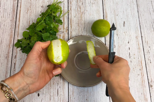 Für das Koriander Limettenbutter Rezept werden Bio Limetten möglichst dünn mit einem Sparschäler geschält