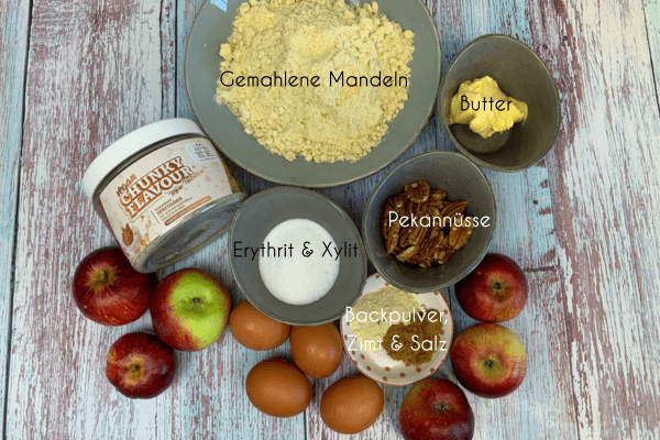 Zutaten für den low carb Apfelkuchen vom Blech: Gemahlene Mandeln, Butter, Pekannüsse, Erythrit, Xylit, Chunky Flavour, Backpulver, Zimt, Salz, Eier und Äpfel