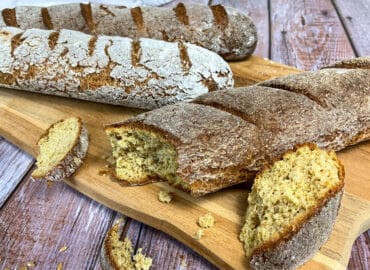 Low carb Baguette auf einem Holzbrett