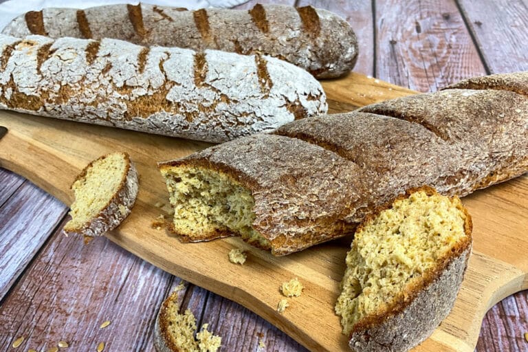 Low carb Baguette auf einem Holzbrett