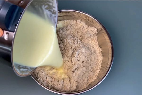 Flüssige Zutaten werden zu den festen Zutaten des low carb Joghurtbrotes gegossen