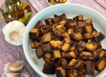 Low carb Croutons selber machen in der Pfanne: Goldbraun geröstete Croutons in einer Schale