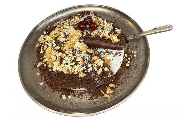 Low carb Eiskaffee Torte ohne Zucker auf einem Teller