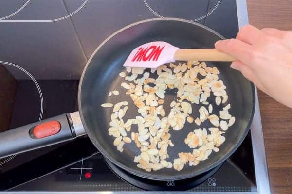 Mandelblätter werden in einer Pfanne ohne Fett geröstet