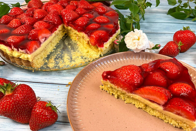 Angeschnittener low carb Erdbeerkuchen mit Pudding ohne Zucker auf Kuchentellern