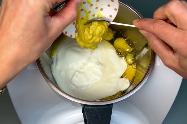 Eier, Joghurt, Essig und Senf im Thermomix Mixtopf