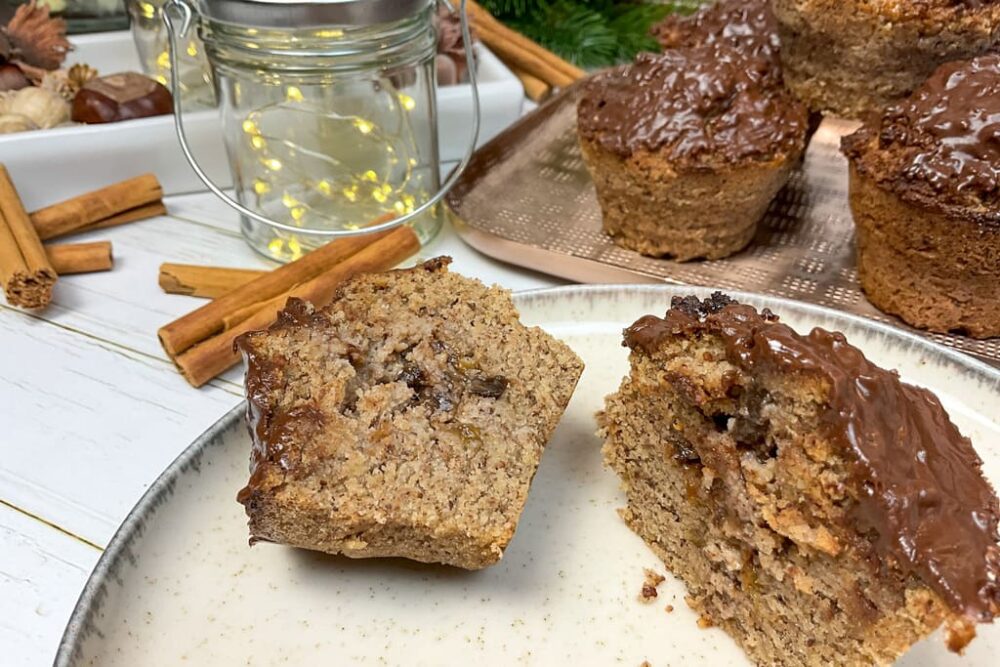 Saftige low carb Lebkuchen Muffins mit Marmeladenfüllung