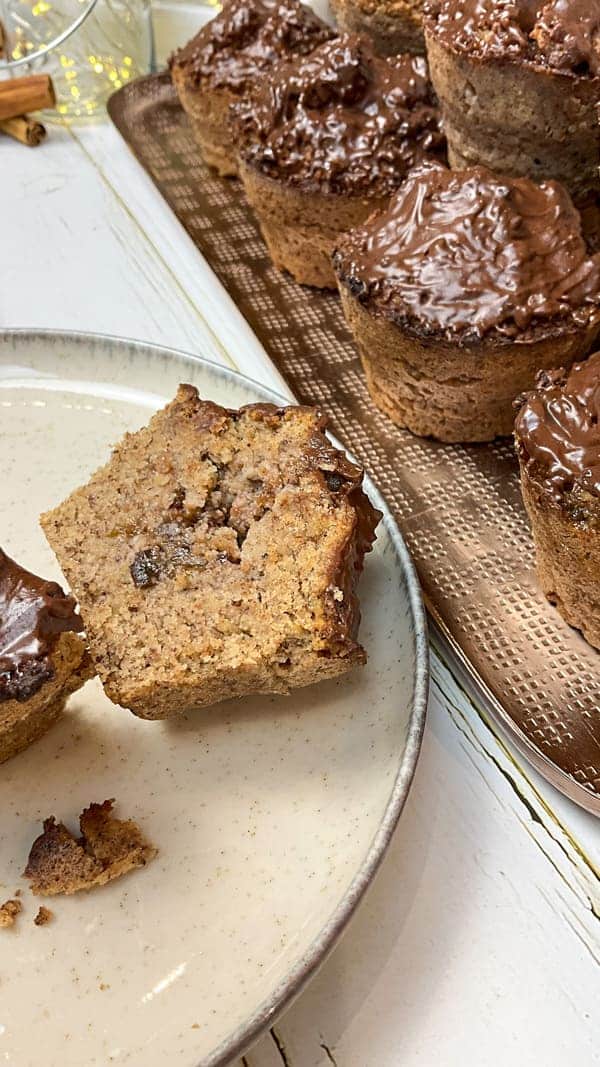 Saftige low carb Lebkuchen Muffins mit Marmeladenfüllung