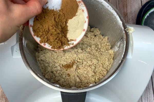 Trockene Zutaten für den low carb Lebkuchen Teig werden im Thermomix vermischt