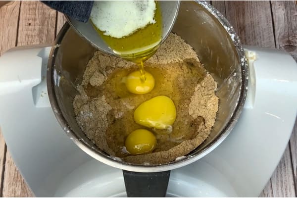 Den low carb Lebkuchen Zutaten werden Eier und geschmolzene Butter hinzugefügt