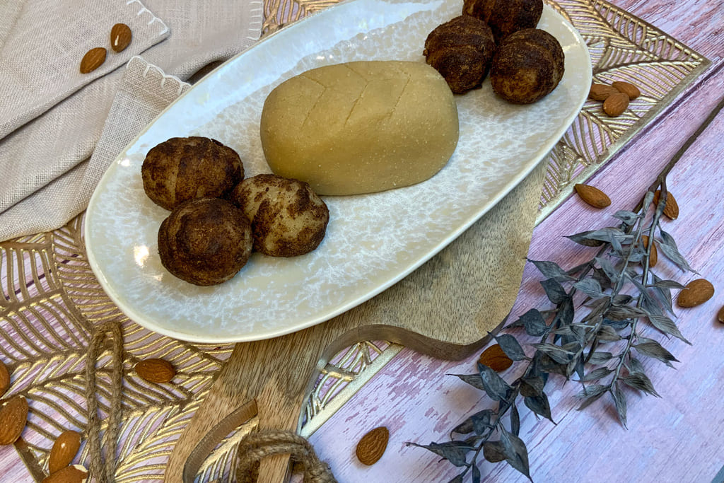 Low carb Marzipan ohne Zucker als Marzipankartoffeln und Marzipanbrot angerichtet auf einem Teller