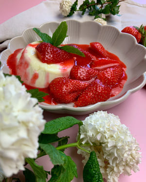 Low carb Panna Cotta mit Erdbeeren und Erdbeersoße angerichtet