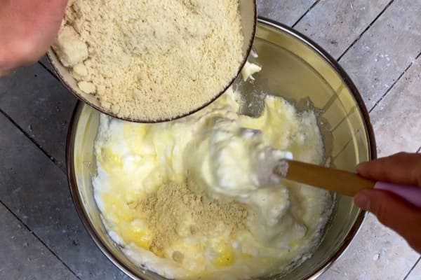 Low carb Tiramisu Bisquit Teig entsteht, indem Eischnee, Eigelb, Chunky Flavour und gemahlene Mandeln verrührt werden.