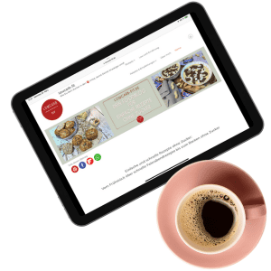 lowcarb-fit.de auf einem Tablet mit Kaffeetasse