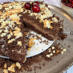 More Protein Eiskaffee Torte mit Kirschen, Mandeln und Schokolade ohne Zucker auf einem Teller