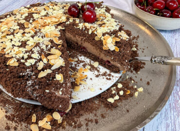 More Protein Eiskaffee Torte mit Kirschen, Mandeln und Schokolade ohne Zucker auf einem Teller