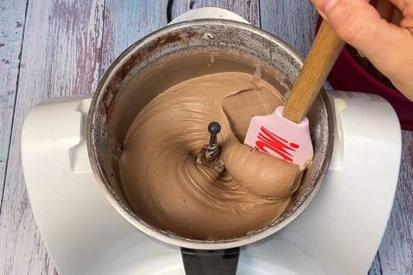 Die fertige Eiskaffee Protein Sahne für die Torte im Thermomix Mixtopf mit Rühreinsatz