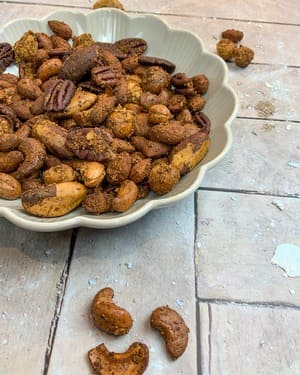 Nüsse rösten mit Knobi-Licious: Geröstete Nüsse auf einem Teller