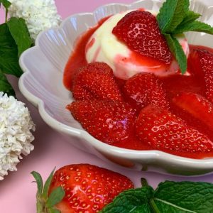 Low carb Panna Cotta mit Erdbeersoße und frischen Erdbeeren fertig angerichtet
