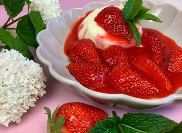 Low carb Panna Cotta mit Erdbeersoße und frischen Erdbeeren fertig angerichtet